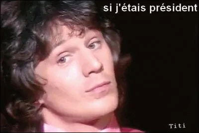 Elle avait à peine 15 ans, ses cheveux portaient des rubans :