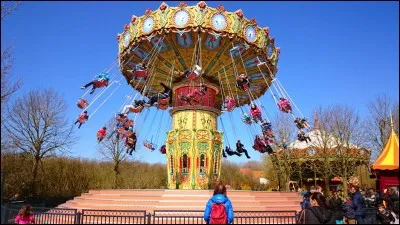 Au parc Astérix il y a les "Chaises volantes".