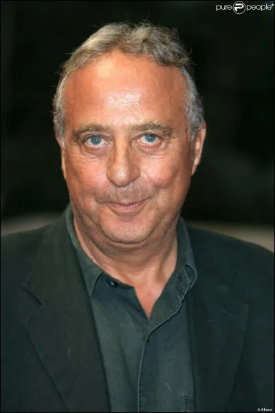 Créateur de mode français de renommée mondiale, j'ai été bercé par le monde de la mode tout petit. Je suis considéré comme le créateur du Sports Wear. C'est Brigitte Bardot qui m'a offert mon premier succès en portant un de mes modèles dans le film "La Parisienne". Ma fortune est estimé à plusieurs millions d'euros, je suis...