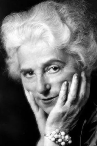 Ne croyez pas que la mode soit un monde d'homme! Je suis une grande couturière française et j'ai eu une grande influence sur la mode du XXe siècle. Je suis l'inventrice de la coupe en biais et du drapé, je suis...