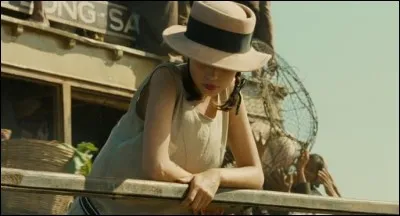 "Un jour, j'étais âgée déjà, dans le hall d'un lieu public, un homme est venu vers moi." est extrait de :