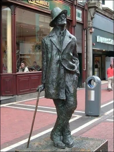 "En majesté, dodu, Buck Mulligan émergea de l'escalier, porteur d'un bol de mousse à raser sur lequel un miroir et un rasoir reposaient en croix." est extrait de :