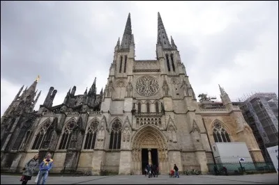 Quelle est la hauteur de la fl&egrave;che de la basilique Saint-Michel ?