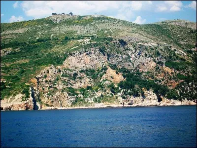 Vous passez devant une boutique de luxe qui vend des vêtements à des prix exorbitants. Que vous dites-vous ?