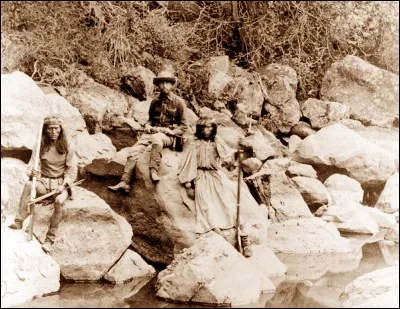 Je suis né le 16 juin 1829 au Mexique et je suis mort le 17 février 1909 aux États-Unis. Je suis un chef apache. Mon nom de naissance (Go Khla Yeh) signifie "celui qui baille". Qui suis-je ?