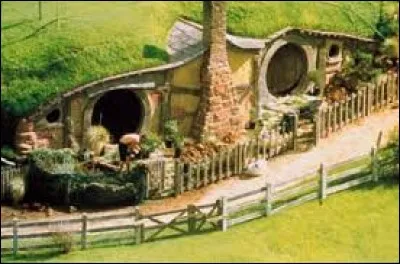 Où habitent Frodon et son oncle Bilbon ?