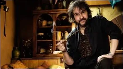 Lors de son apparition dans le film, que fait Peter Jackson ?