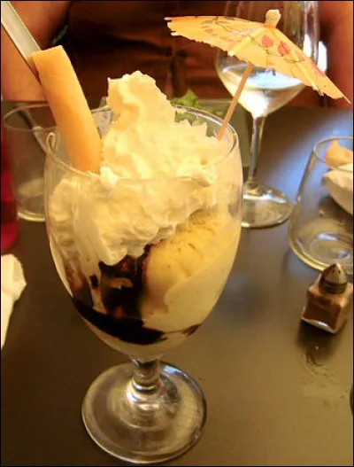 La dame blanche est une légende, mais elle porte aussi le nom d'un dessert, parfois appelée coupe Danemark.