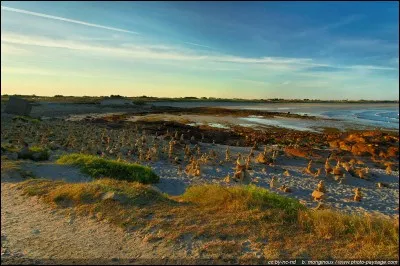 C'était en septembre, la fin de l'été, il lui chantait "Il faut alors se quitter, les vacances ont duré, emportant la tendresse de nos baisers..." ?