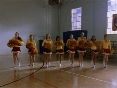 [Sortilèges] Buffy participe aux élections de pom-pom girls mais elle est rétrogradée.