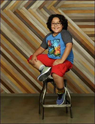 Quel est le nom de la série dans laquelle joue ce garçon ?