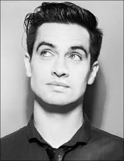 Le chanteur de Panic! at the Disco s'appelle :