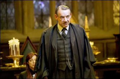 Le Ministère de la Magie, dirigé par Bartemius Croupton Snr., choisit donc d'organiser le Tournoi des Trois Sorciers à Poudlard, en 1994. Bartemius Croupton Snr. coordonne l'événement conjointement avec le Directeur des Jeux et des Sports Magiques. Comment s'appelle-t-il ?