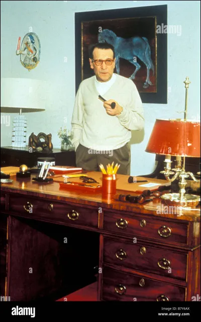 De 1929 à 1931, il décide de faire le tour de France en -----.