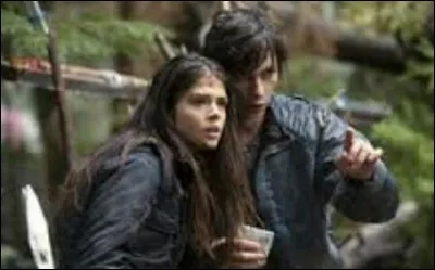 Que donne Octavia à Jasper pour le protéger des Grounders lorsqu'il a des hallucinations ?