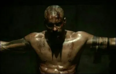 Quel est le premier mot prononcé par le Grounder capturé et torturé au camp ? À qui le dit-il ?