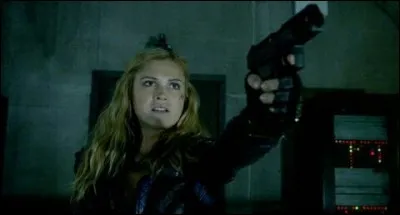 Qui apprend à Clarke comment tirer au pistolet ?