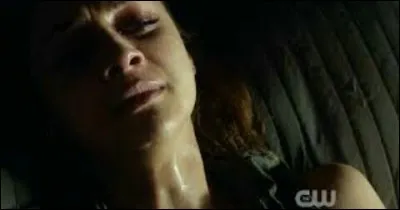 Qui tire avec un pistolet sur la jambe de Raven ?