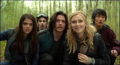 Qui a été la première personne victime d'une attaque et blessée sur Terre parmi les 100 ?