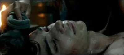 Avec quoi Clarke soigne-t-elle la blessure de Jasper ?