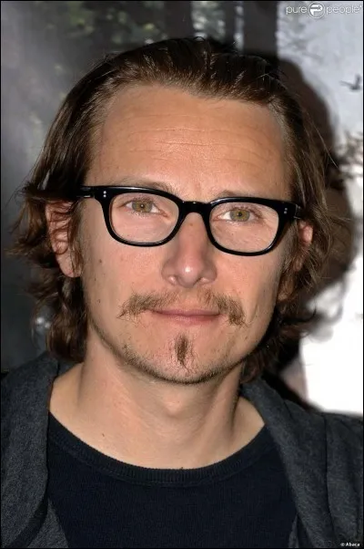 Lorant Deutsch rêvait d'être professionnel de ce sport qu'il pratiqua en sport étude :