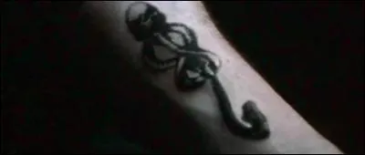 Quel poste Yaxley occupe-t-il au ministre de la magie ?