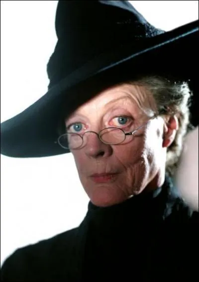 Quel mangemort a crach sur la figure de Minerva McGonagall ?