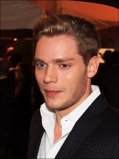 Vrai ou faux ? Dominic Sherwood est en couple avec une actrice de la série.