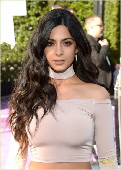 Quelle actrice joue Izzy ?