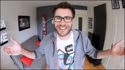 En d&eacute;cembre 2016, ce youtubeur connu de tous est venu rendre une petite visite &agrave; ses abonn&eacute;s de l'&icirc;le intense. Savez-vous de qui il s'agit ?