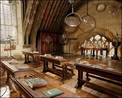 Quel est le nom de cette pièce du château ?
 (Des choses simples typiques des salles de classe de Poudlard)
