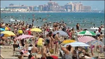 Comment sont appelés les vacanciers du mois d'août ?