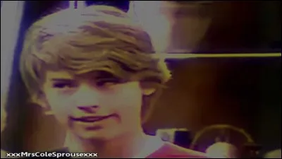 Quelle langue parle-t-il aisément ?