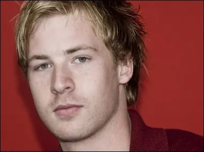 Comment s'appelle Lewis en vrai ?