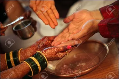 Les objets sacrés comme le crucifix, le rosaire ou l'eau bénite sont capables de les repousser ou de les blesser.