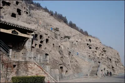 Combien de grottes et de niches bouddhiques compte le site de Longmen ?