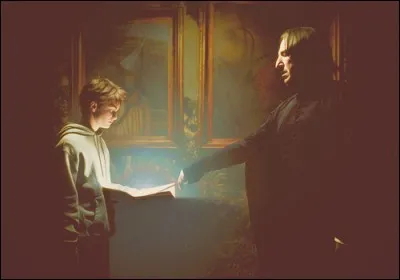 Que tient Harry dans ses mains ? (On s'en sert pour savoir où se trouvent exactement les personnes dans le château)