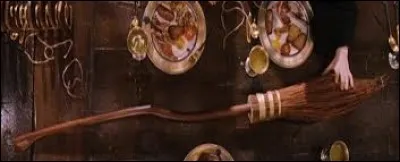 Qui a envoyé le Nimbus 2000 à Harry ?