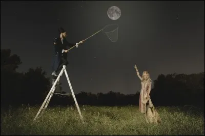 Le Lune s'éloigne de la Terre.