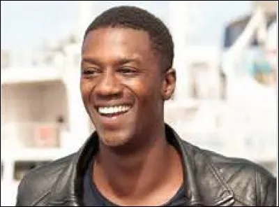 Avec qui Djawad a-t-il une aventure ?