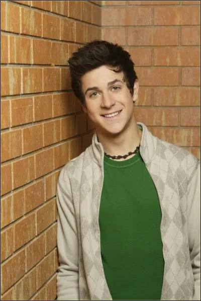 C'est le deuxième personnage principal de la série sitcom "Les Sorciers de Waverly Place".