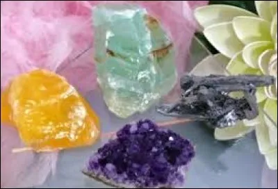 Variété d'agate fine à raies parallèles et concentriques de couleurs différentes :