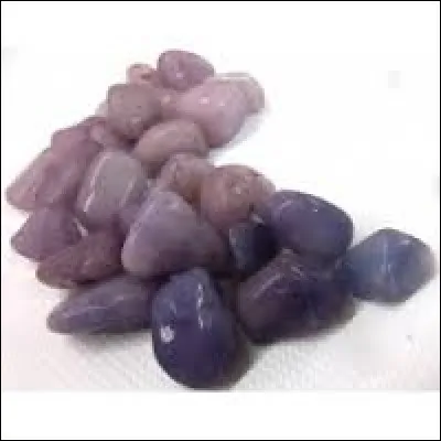 Auréole entourant quelqu'un ou quelque chose :