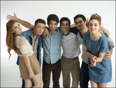 Qui Holland considère-t-elle comme son propre frère ?