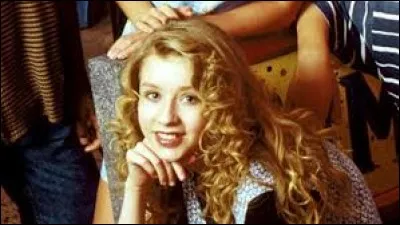 Comment s'appelle cette chanteuse qui a débuté dans le "Mickey Mouse Club" au début des années 90 ?