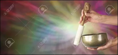 Personne qui traite, sans avoir le titre de médecin, par des méthodes extra-médicales.