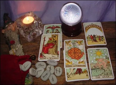 Art de deviner l'avenir par l'interprétation des présages.