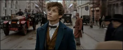 Qui a pris la défense de Norbert Dragonneau lorsque celui-ci était élève à Poudlard ?