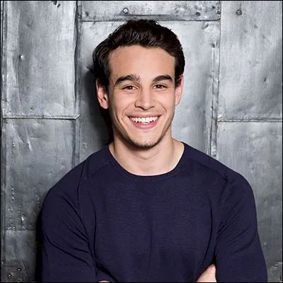 Simon finit par sortir avec quelle fille, à la fin de la saison 2 ?