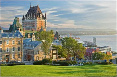Quel fleuve marque la limite entre Lévis et Québec, au Canada ?